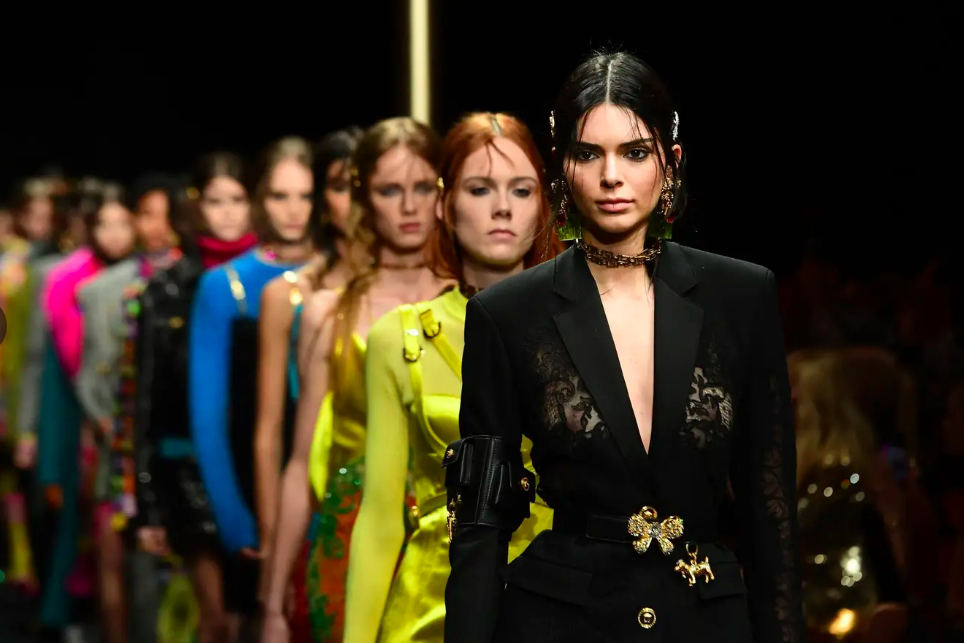 Dolce & Gabbana go futuristic in Milan, Versace plays with contrasts